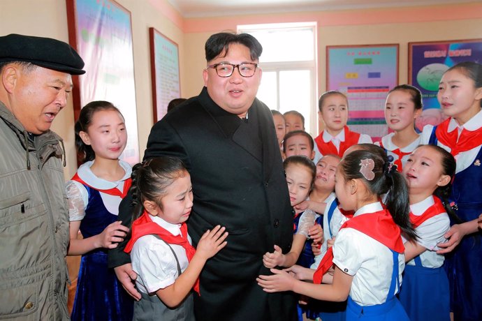 El líder norcorean Kim Jong Un junto a un grupo de estudiantes. 