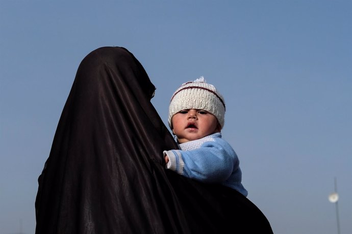 Una mujer iraquí desplazada de Mosul con su bebé 