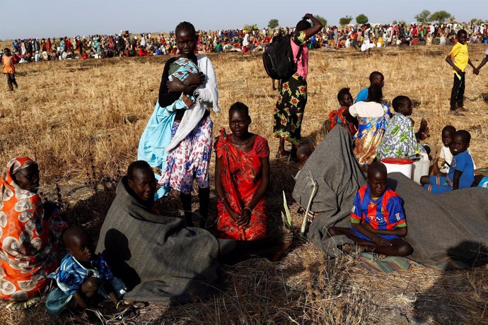 Mujeres y niños esperan recibir ayuda en Sudán del Sur