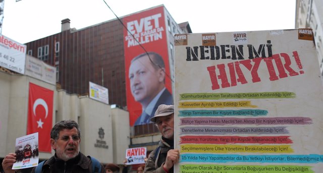 Partidarios del 'no' en Turquía y cartel por el 'sí'