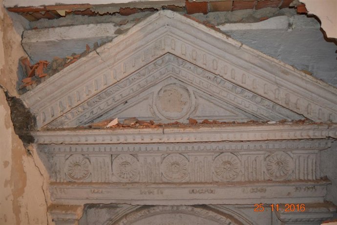 Parte de la fachada descubierta tras el tabique