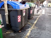 Calcinados cuatro contenedores y afectados por el fuego otros cuatro y un vehículo en Bilbao