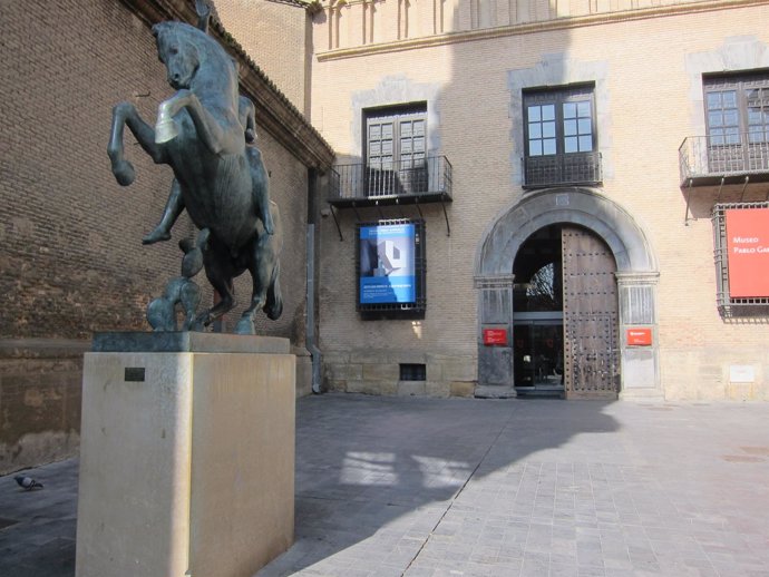 Museo Pablo Gargallo con caballo delante                              