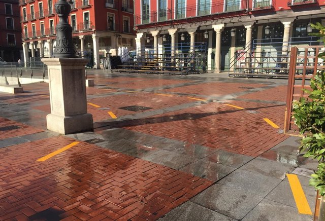Marcas provisionales en la salida del aparcamiento de la Plaza Mayor
