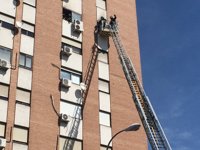 Hospitalizada en estado crítico una anciana intoxicada en el incendio de su vivienda en Tetuán