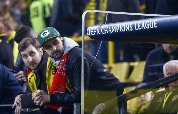Seguidores del Borussia Dortmund tras la suspensión del partido ante Mónaco