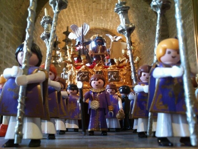 Muñecos de playmobil recreando una procesión