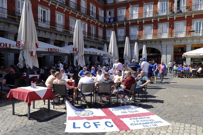 Aficionados del Leicester en la Plaza Mayor de Madrid