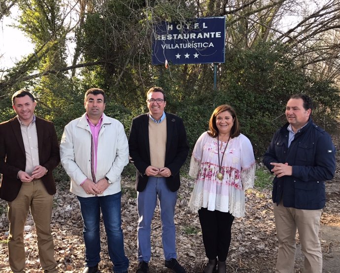 Visita de representantes del PP a la villa turística de Fuenteheridos, en Huelva