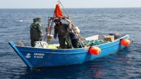 Trasladan a cuatro personas rescatadas de una embarcación pesquera a la deriva a 15 millas de Tarifa (Cádiz)
