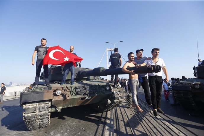 Manifestantes sobre un carro blindado tras el intento de golpe en Turquía