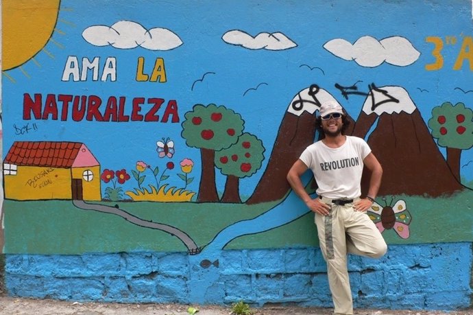 Ignacio Dean posa junto a un mural
