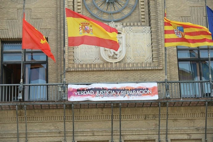 Pancarta en apoyo a la II República en el balcón del Ayuntamiento de Zaragoza