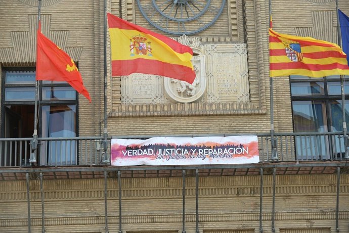 Pancarta en apoyo a la II República en el balcón del Ayuntamiento de Zaragoza