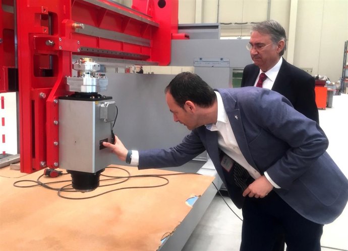 El director del Info, Javier Celdrán, durante su visita a las instalaciones 