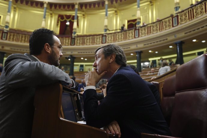 Rafael Hernando y Antonio Hernando hablando en el Congreso