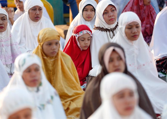 Mujeres durante un acto religioso en Yakarta