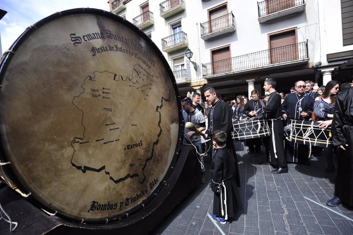 Teruel rompe la hora con el bombo más grande del mundo