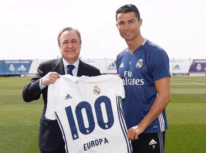 Cristiano Ronaldo recibe una camiseta con los 100 goles de su récord europeo