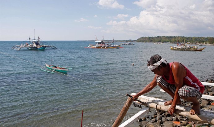 Un pescador repara su barco en Scarborough, en el mar de China Meridional