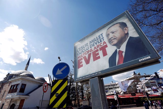 Cartel a favor del sí en el referéndum en Turquía 