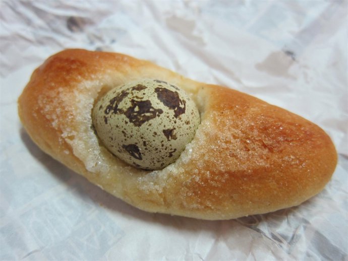 Una mona de Pasca con huevo.