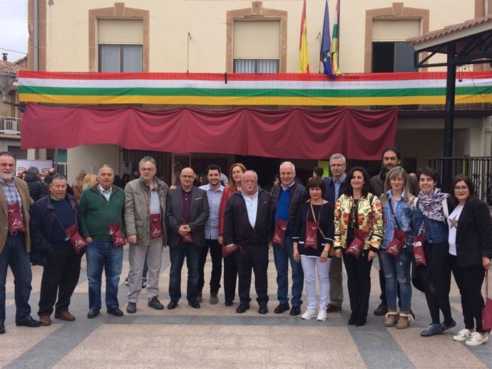 Ceniceros y Martínez Arregui, junto a más participantes en la visita