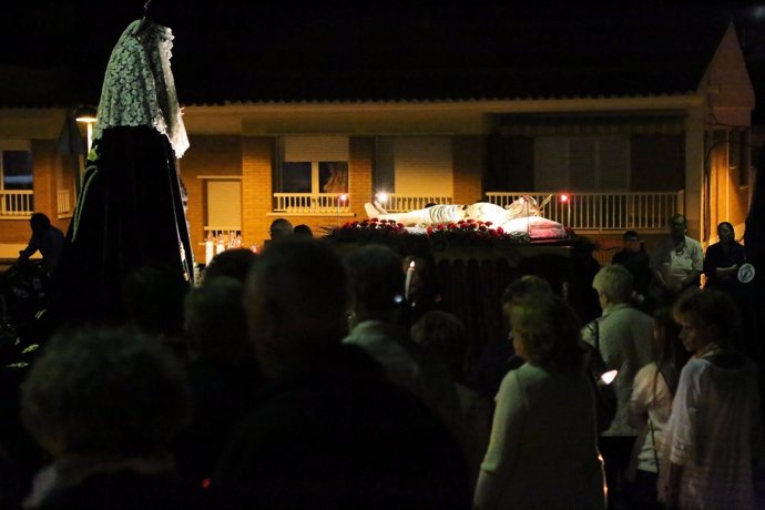 El Santo Entierro cierra las procesiones de Semana Santa en Mequinenza.