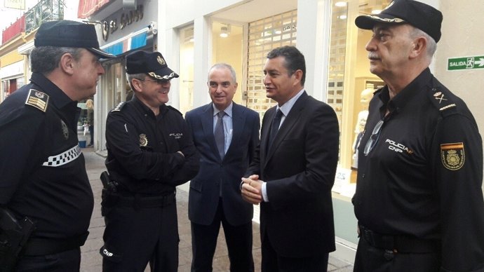 El delegado del Gobierno en Andalucía, Antonio Sanz, visita el Cecop