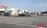 Arde un camión que transportaba fruta y verdura en una área de servicio de Tarragona