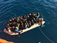 Llegan a Almería 33 personas rescatadas de una patera a la deriva en Mar de Alborán