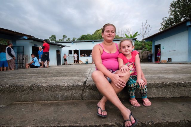 Lupita, de 4 años, y Erika, su madre, afectadas por terremoto e inundaciones