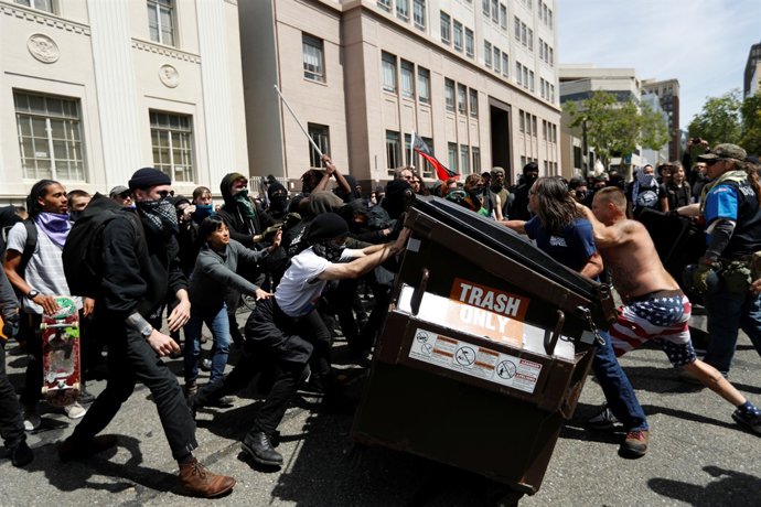 Protestes entre seguidors i detractors d'Trump en Berkeley, Califòrnia