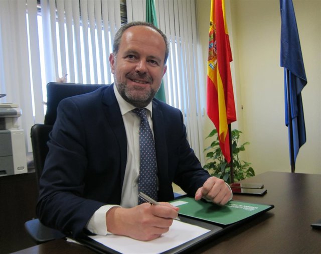 Francisco de Paula Algar en su despacho