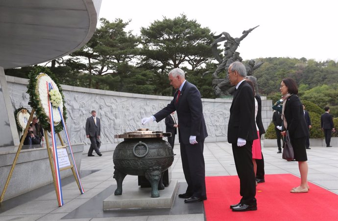 Mike Pence rinde homenaje en el cementerio nacional de Corea del Sur