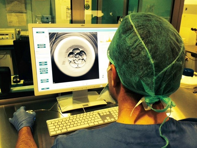 Médico tratamiento reproducción asistida óvulos embarazo implantación semen