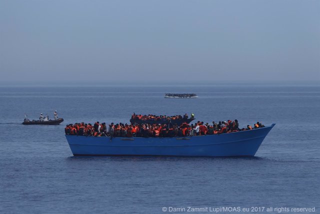 Barcaza de emigrantes en el Mediterráneo