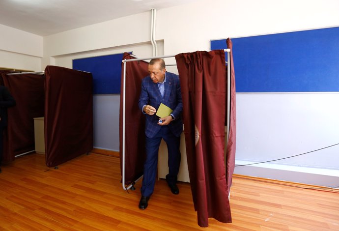 El president de Turquia, Recep Tayyip Erdogan, vota en el plebiscit de 2017