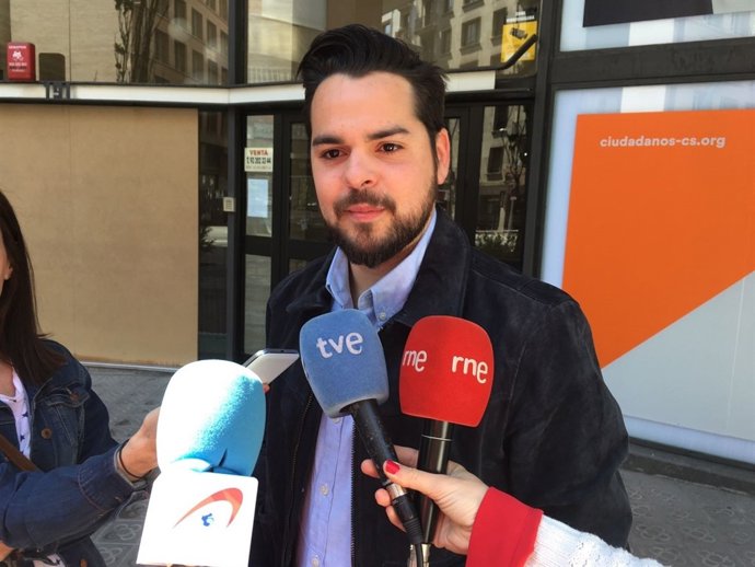 Fernando d'Erm (Cs) atén als mitjans