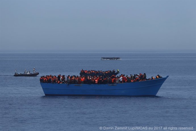 Barcassa d'emigrants en el Mediterrani