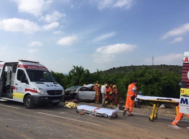 Los efectivos de bomberos han rescatado el cuerpo por el capó