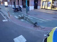 Un motorista sin casco da positivo en alcohol tras estrellarse contra un semáforo en Sevilla