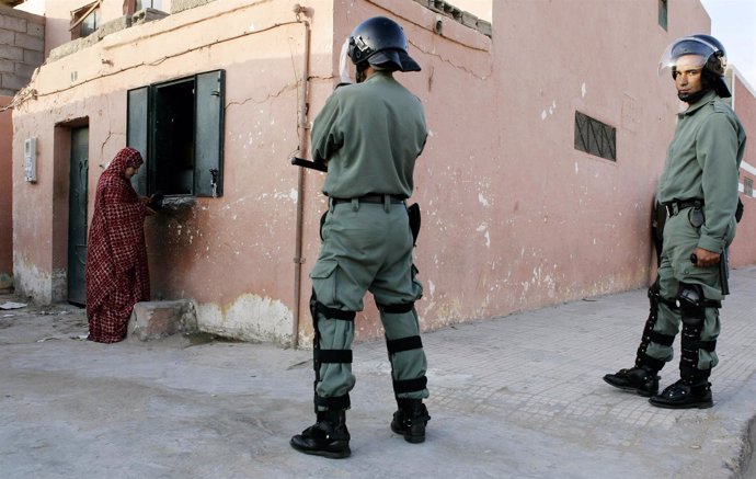 Policías marroquíes en El Aaiún