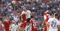El Sevilla se aleja de la tercera plaza, el Betis encuentra paz y el Granada no reacciona