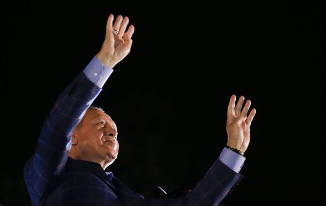 Erdogan celebra los resultados del referéndum turco