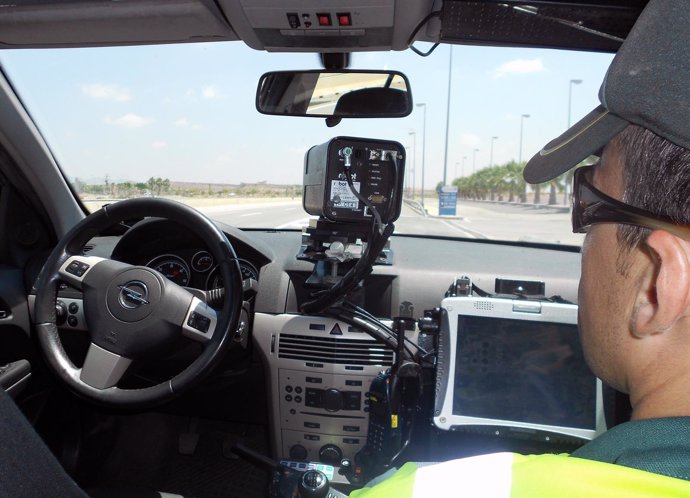 Agente participando en un dispositivo de control de velocidad