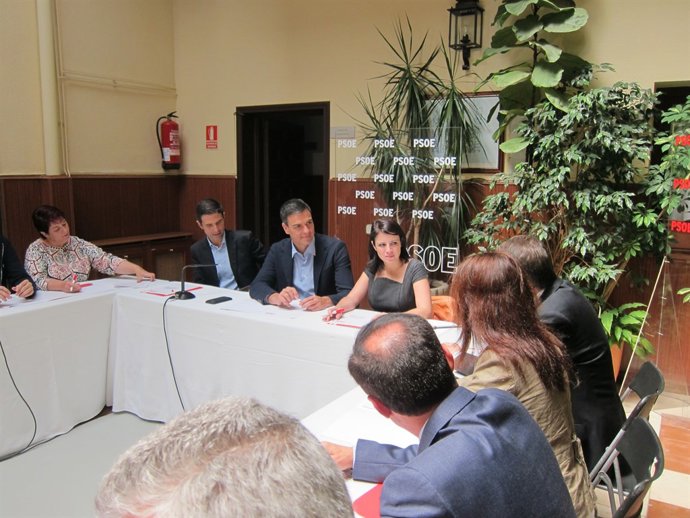 Pedro Sánchez i Adriana Llastra amb alcaldes socialistes a Alcalá d'Henares