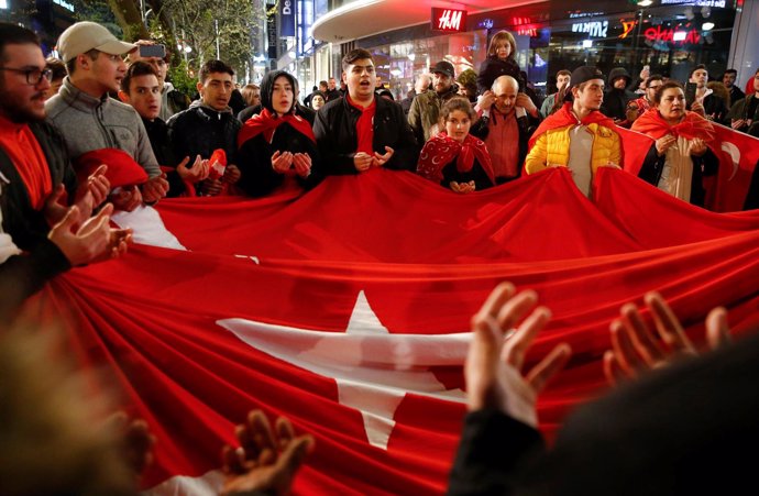 Personas turcas, en Alemania, celebran el referéndum celebrado en Turquía