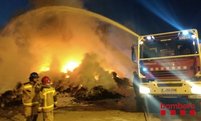 Incendio de una planta de reciclaje en Els Alamús (Lleida)