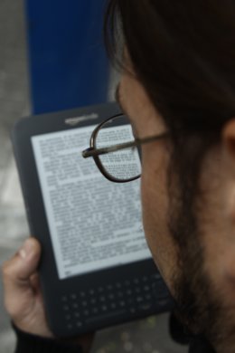 Un Home Llegeix En Un Ebook